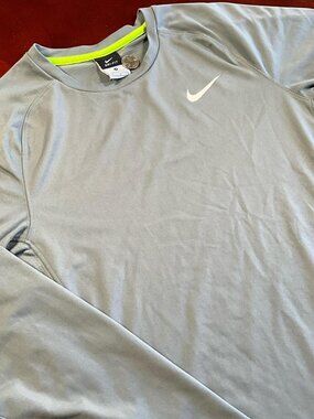 Mens Nike Dri-FIT Gray Long Sleeve Moisture Wicking Athletic Shirt (Medium)